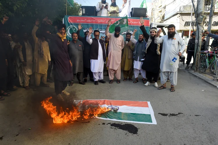 Manifestantes queimam bandeira da Índia em Quetta, no Paquistão  (BANARAS KHAN/AFP)