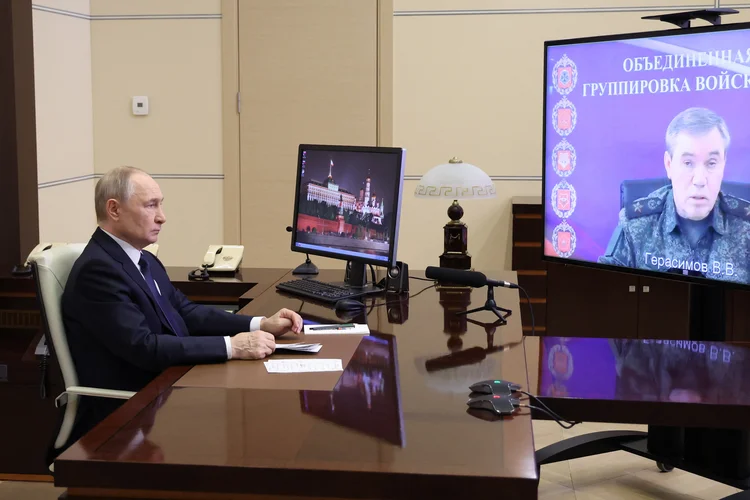 Nesta fotografia de pool distribuída pela agência estatal russa Sputnik, o presidente da Rússia, Vladimir Putin, participa de uma reunião com o chefe do Estado-Maior das Forças Armadas Russas, Valery Gerasimov (Alexander Kazakov/AFP)