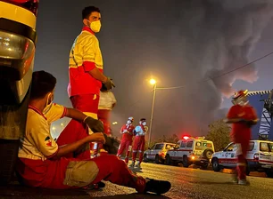 Imagem referente à matéria: Explosão em porto no Irã gera revolta em meio a suspeita de que carga militar iniciou incêndio