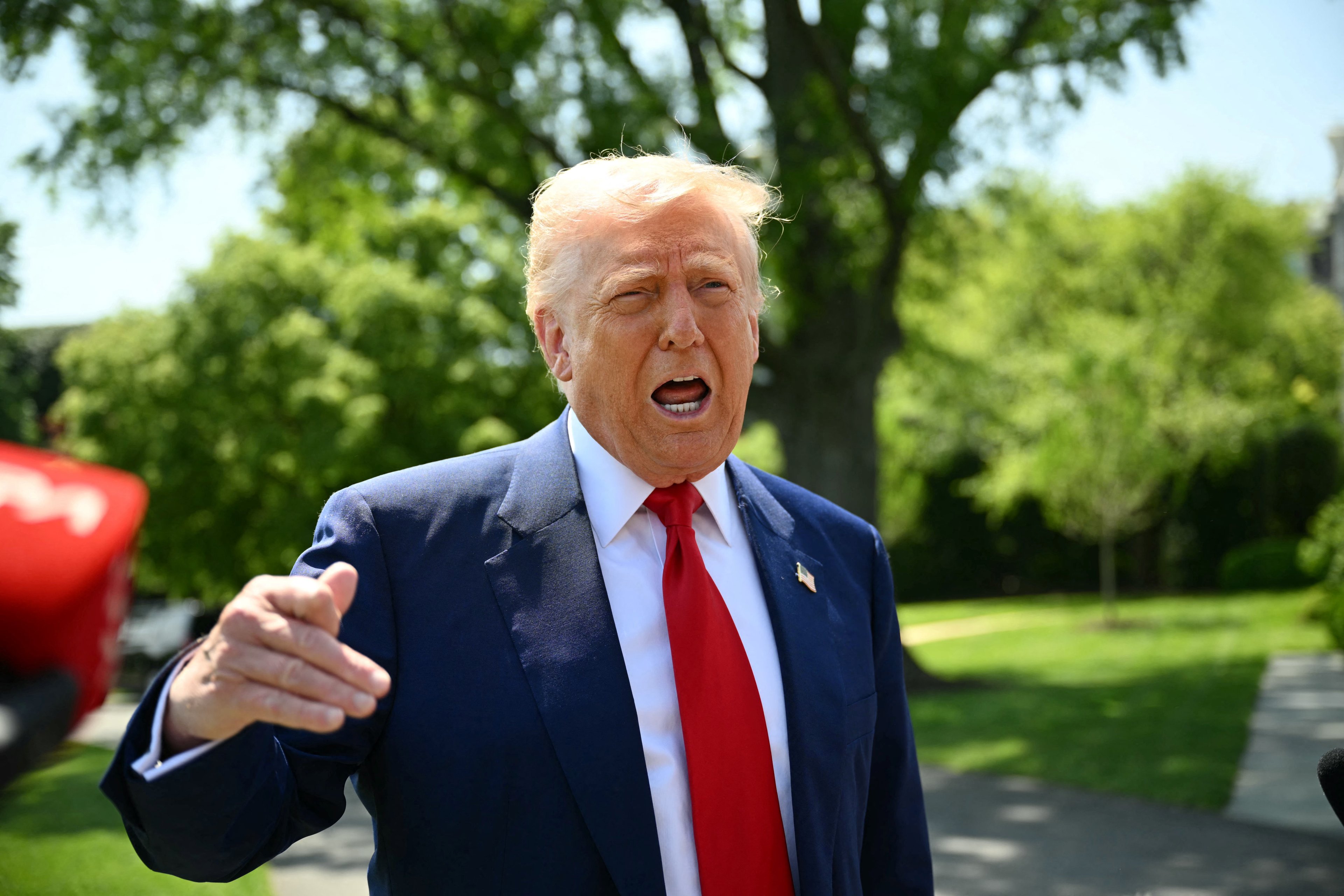Trump defende tarifas, política anti-imigração e ataca Biden em discurso de 100 dias de mandato