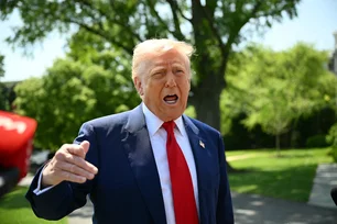 Imagem referente à matéria: Trump defende tarifas, política anti-imigração e ataca Biden em discurso de 100 dias de mandato