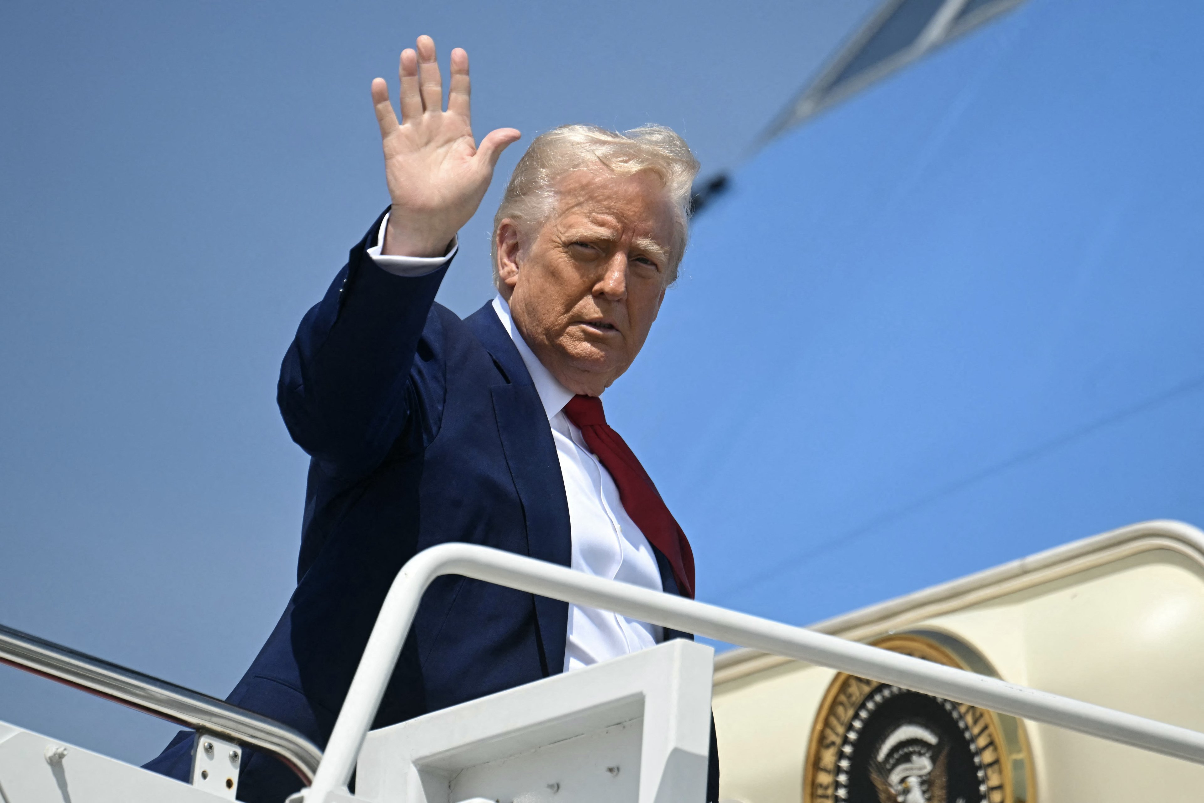 Trump ordena retirada de financiamento de emissoras de TV públicas