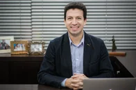 Imagem referente à notícia: Ele já foi motorista e hoje é CEO de uma empresa que fatura R$ 300 milhões com TI