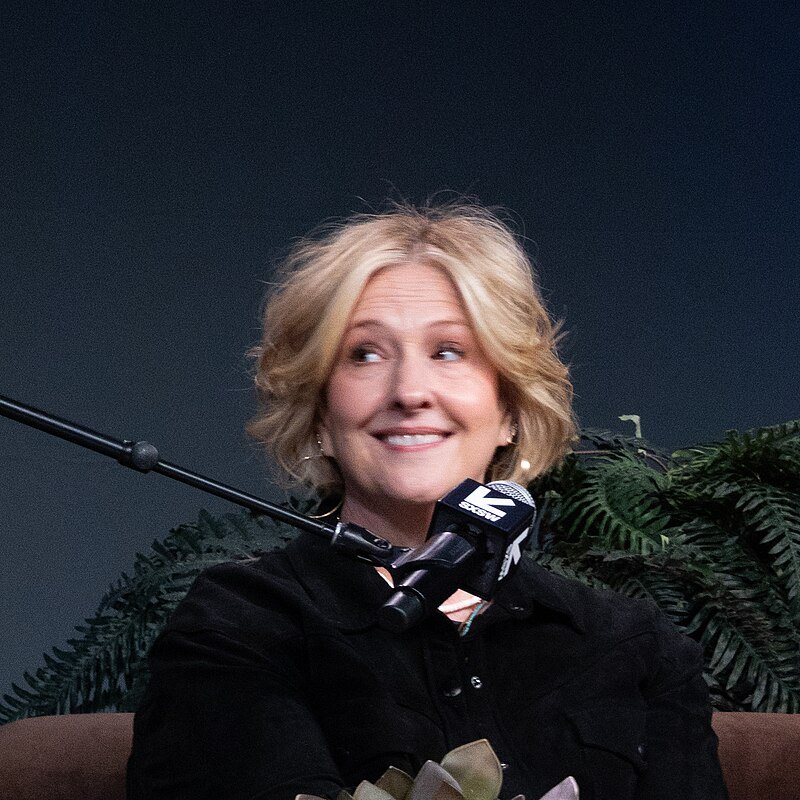 Brené Brown diz: 'Liderar não é sobre status ou poder. É sobre a vontade de aparecer e ser corajoso'