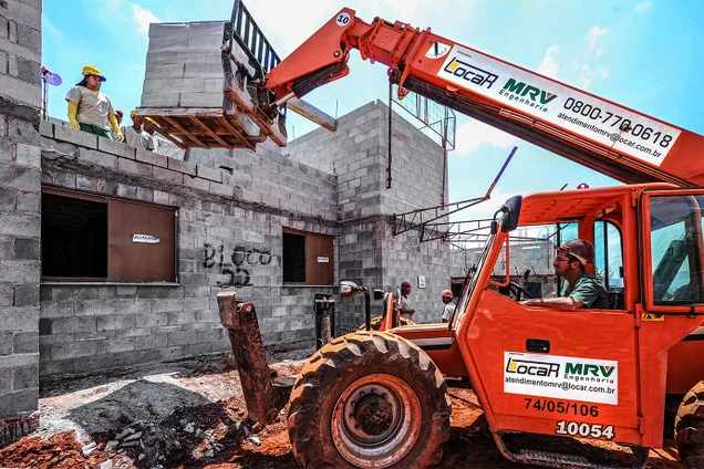 Imagem referente à notícia: MRV (MRVE3) reverte prejuízo e lucra R$ 111 milhões no 3º tri