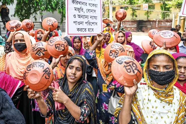Mulheres protestam em Bangladesh: o preço da comida subiu acima da inflação em dezenas de países após a pandemia (Mamunur Rashid/NurPhoto/Getty Images)