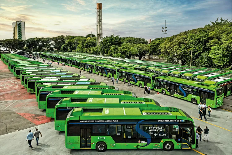 Ônibus elétricos em São Paulo: falta de conexão de energia nas garagens tem atrasado a transição (Divulgação)