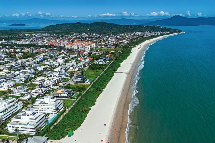 Orla de Jurerê: alargamento da faixa de areia para 40 metros custou 25 milhões de reais (Divulgação/Divulgação)