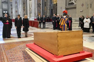 Movimentação de Macron em Roma gera suspeitas de interferência na escolha do novo papa; entenda