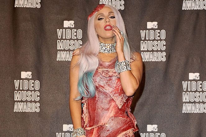 Por que Lady Gaga usou vestido de carne bovina em premiação americana