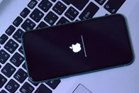Imagem referente à notícia: Apple pode lançar iPhone 'quase todo de vidro' em 2027, diz analista