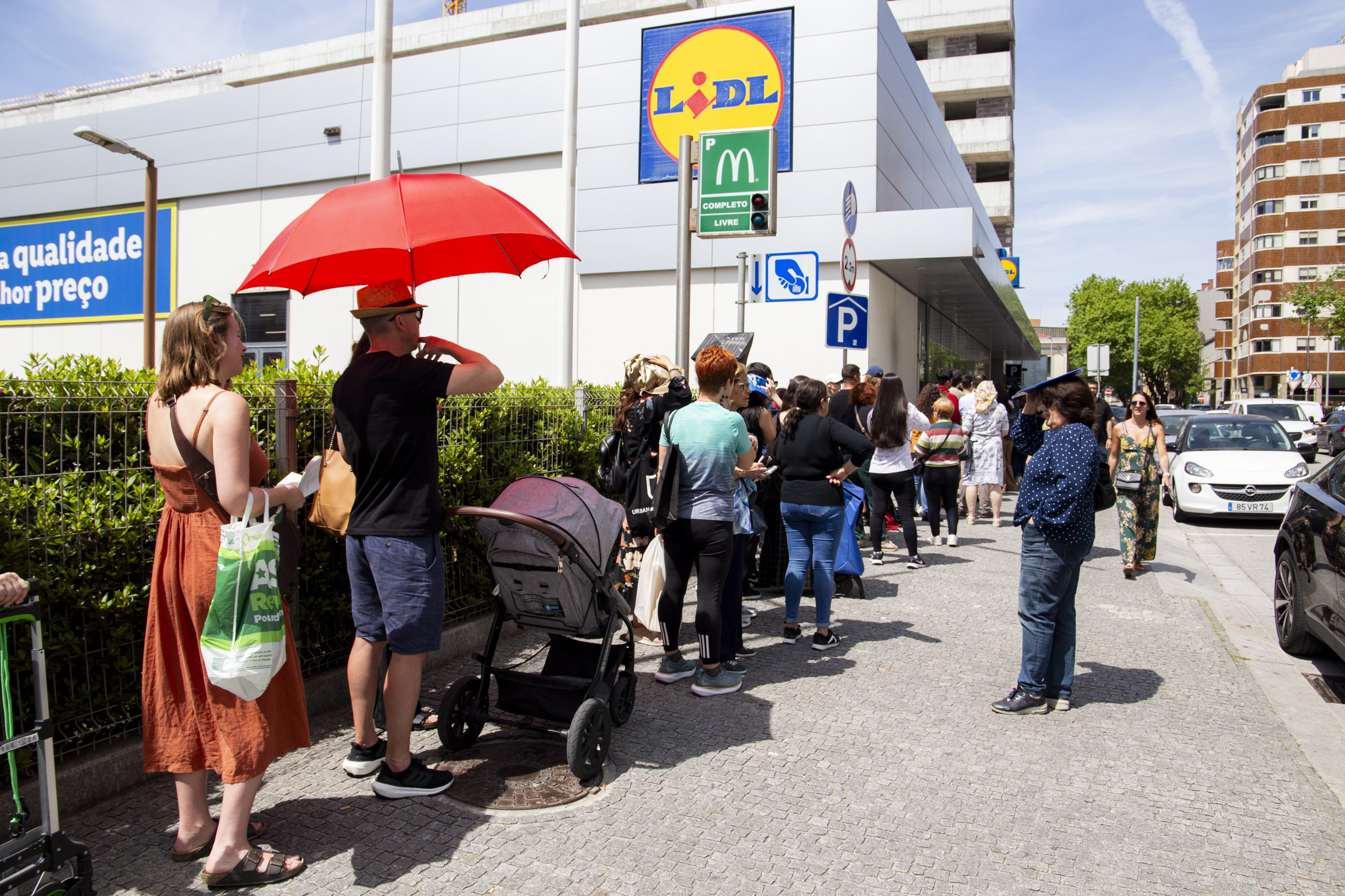 População estoca alimentos e relata desespero em meio a apagão em Portugal e na Espanha