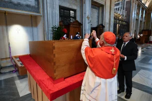 Equipe que participará do conclave no Vaticano faz juramento para manter sigilo absoluto