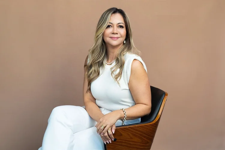 Kátia Silva, fundadora da ‘Águas de Ipanema’: “Via marcas internacionais usando o Rio como inspiração e pensava: isso é nosso. Precisamos de uma marca brasileira que ocupe esse lugar com verdade.” (Águas de Ipanema /Divulgação)