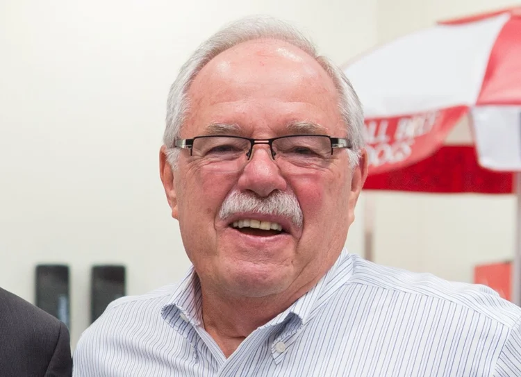 James Sinegal, cofundador e ex-CEO da Costco, aos 89 anos: mesmo aposentado, ainda vai ao escritório uma vez por semana e defende que tratar bem os funcionários é essencial para o sucesso de qualquer empresa

                         ***Official Department of Labor Photograph***
This official Department of Labor photograph is being made available only for publication by news organizations and/or for personal use printing by the subject(s) of the photograph. The photograph may not be manipulated in any way and may not be used in commercial or political materials, advertisements, emails, products, and/or promotions that in any way suggest approval or endorsement of the Secretary, or the Department of Labor.

Photo Credit: Department of Labor (US Department of Labor)