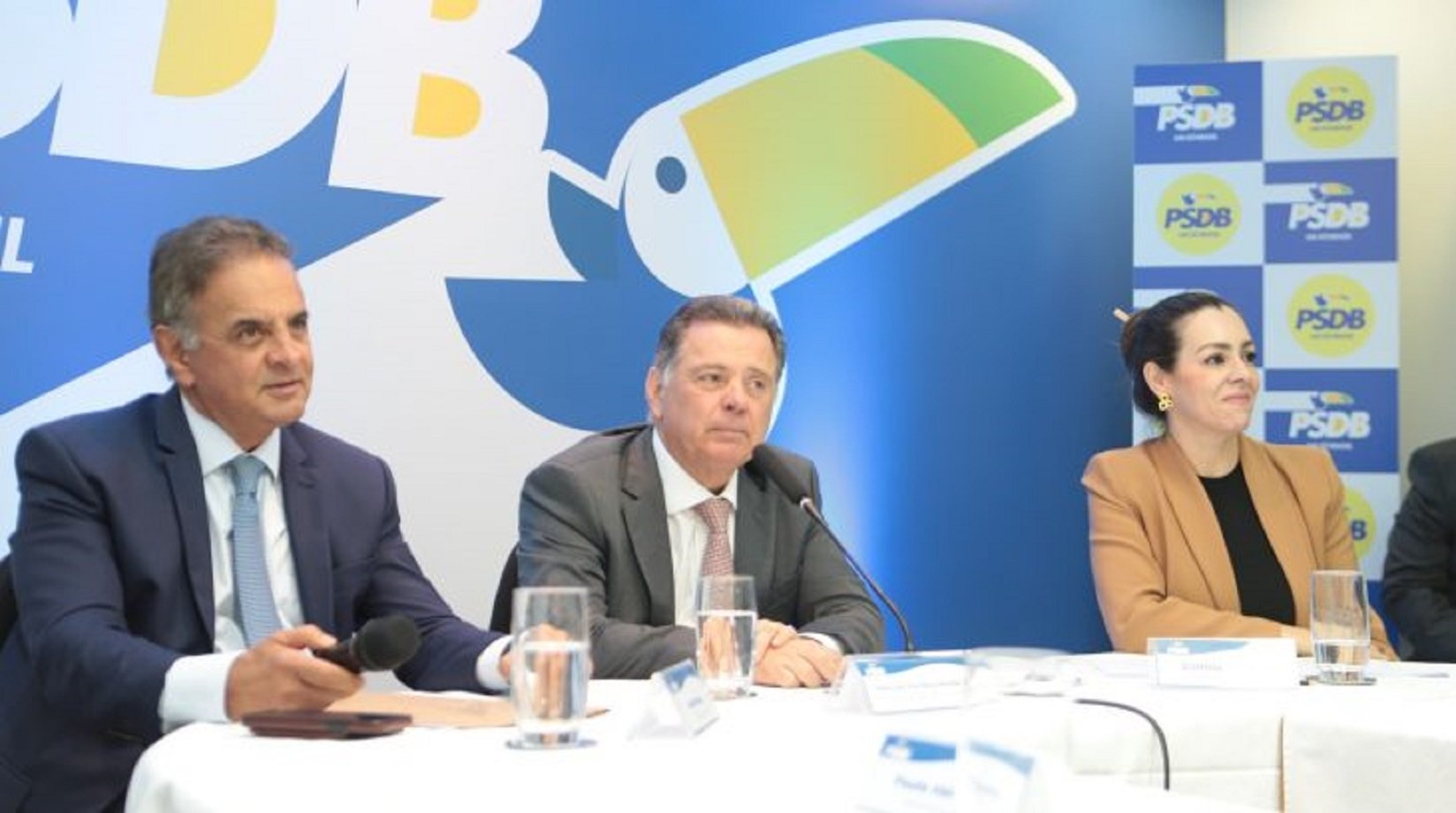 Executiva do PSDB aprova por unanimidade fusão com Podemos
