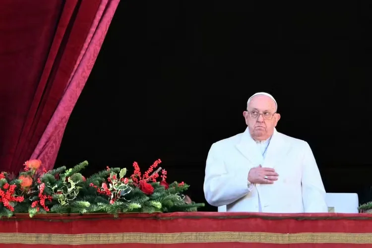 Papa Francisco participa das celebrações de Natal, na praça de São Pedro, em 25 de dezembro de 2024 (Alberto PIZZOLI / AFP/AFP)