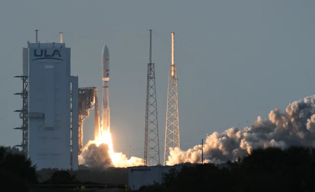 Imagem referente à notícia: Bezos versus Musk: Amazon acelera corrida contra SpaceX com lançamento de 27 satélites