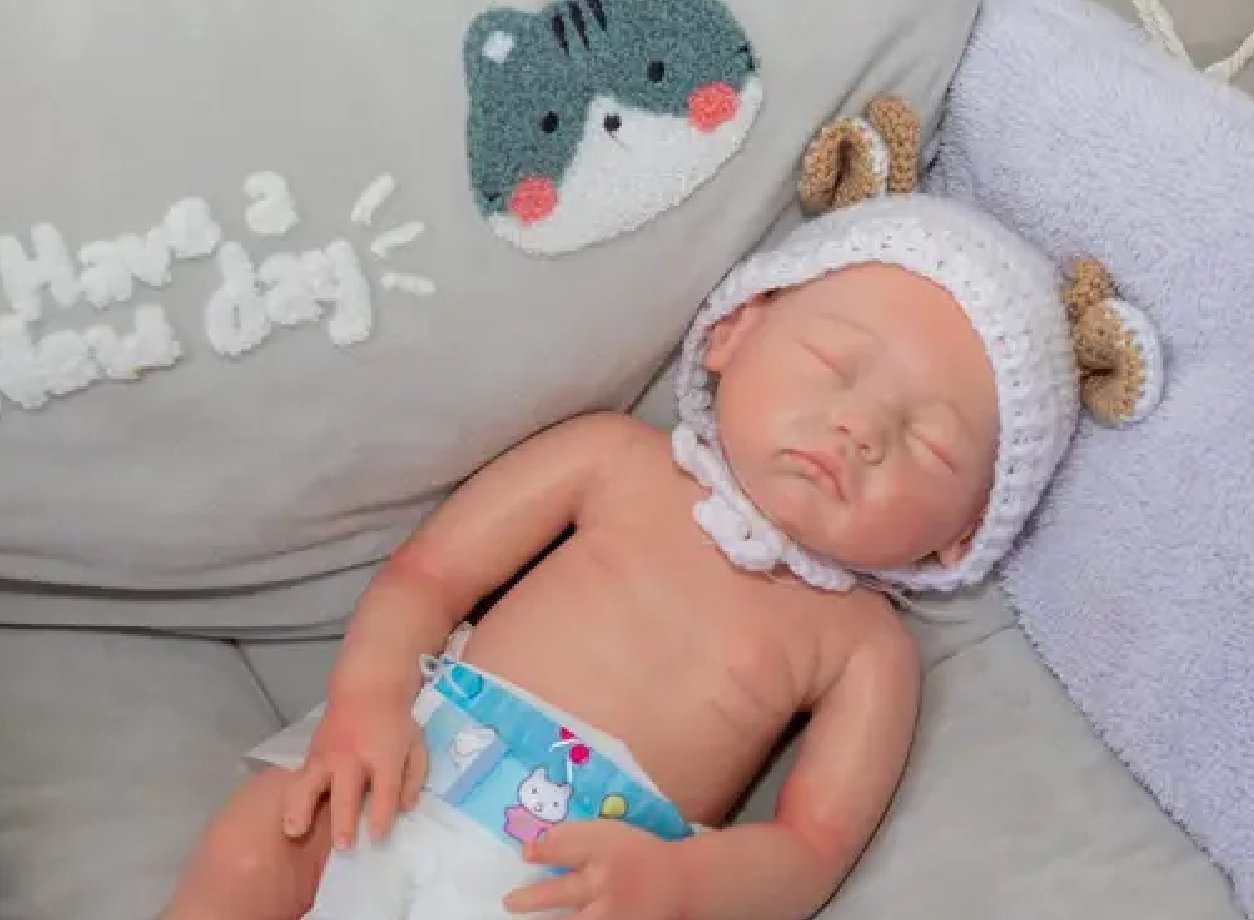 Bebês 'reborn': adoção e rotina de cuidados impulsionam popularidade de bonecos hiper-realistas