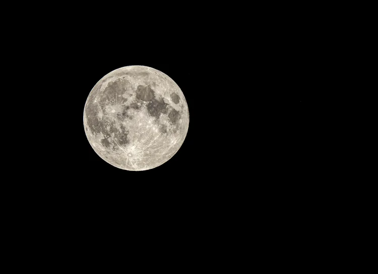 Fases da Lua de agosto: veja como o astro aparece no céu deste mês (Freepik)