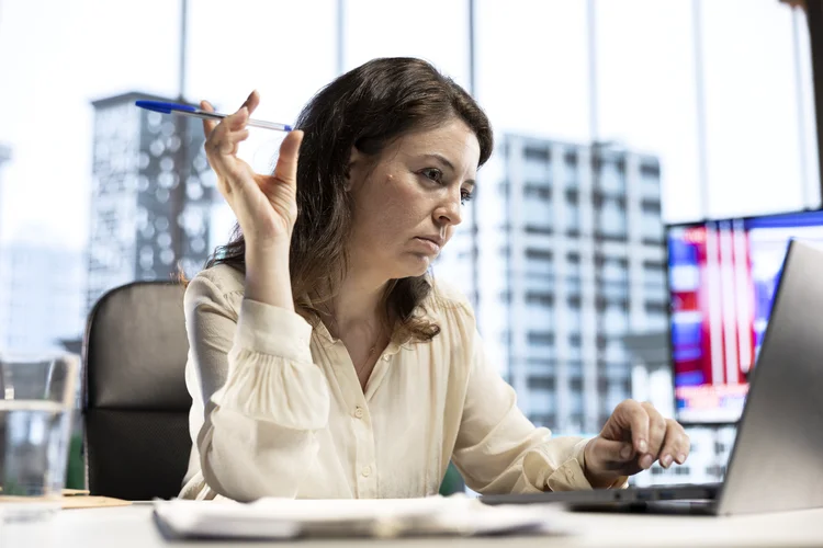 Mulheres fundadoras enfrentam obstáculos crescentes para acessar capital de risco no mercado americano (DC Studio/Freepik)