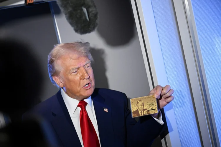 O presidente Donald Trump exibe um protótipo do "gold card" (AFP)