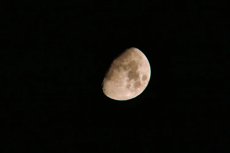 Fases da Lua de abril: veja como o astro aparece no céu desta noite (Freepik)