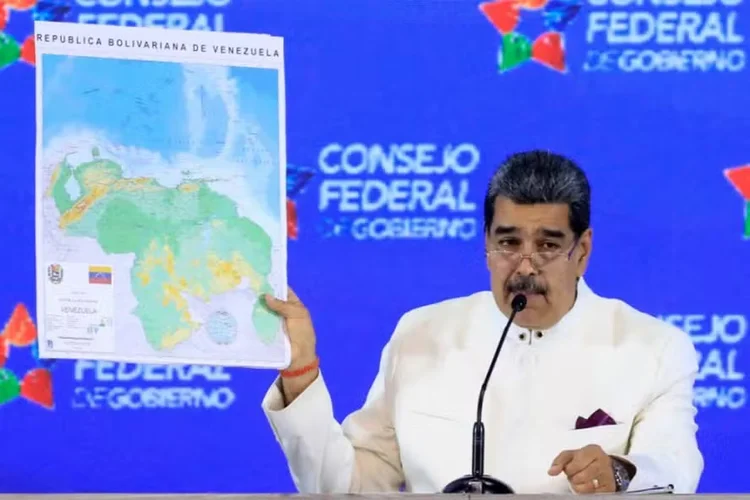 O presidente Nicolás Maduro mostra um 'novo mapa' da Venezuela durante reunião da Assembleia Nacional, em Caracas  (ZURIMAR CAMPOS/ Presidência da Venezuela/ AFP)