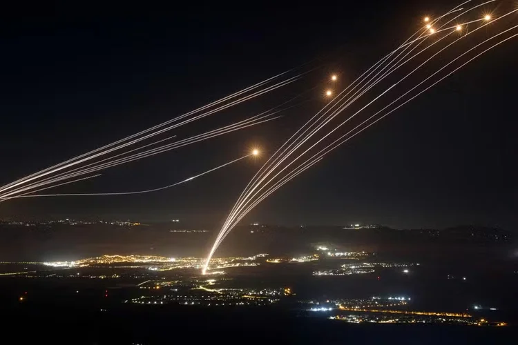 Domo de Ferro de Israel no abate de 50 foguetes do Hezbollah, em 2024 (Jalaa Marey/AFP)