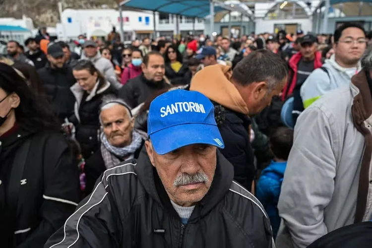 Em fevereiro deste ano, população de Santorini deixou a região em embarcações após dezenas de abalos sísmicos inéditos na região (AFP)