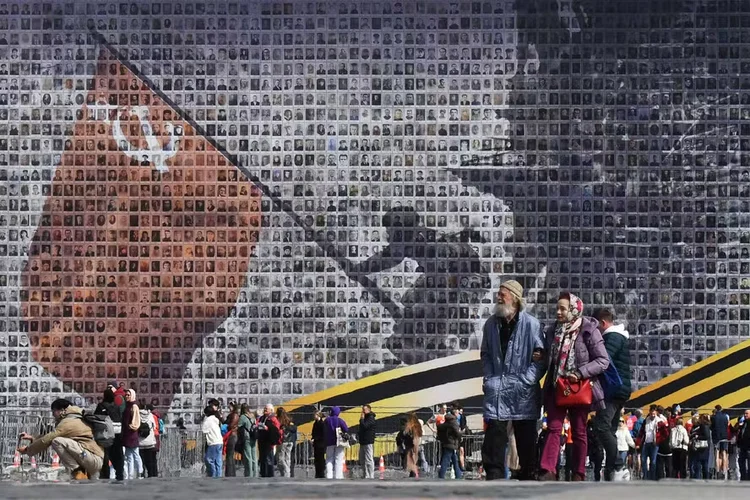 Painel com imagem de soldado do Exército Vermelho levantando bandeira da URSS no Reichstag é exibido em Moscou durante comemoração de 80 anos da vitória sobre o nazismo na Segunda Guerra Mundial ( Olga Maltseva/AFP)
