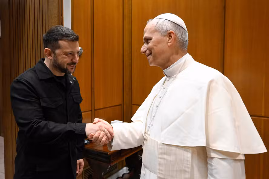 Rússia questiona Vaticano como sede de negociações com Ucrânia em dia de novos ataques