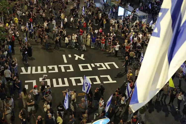 'Não há inocentes no governo', diz inscrição em hebraico durante protesto em Tel Aviv no começo de maio ( Jack Guez/AFP)