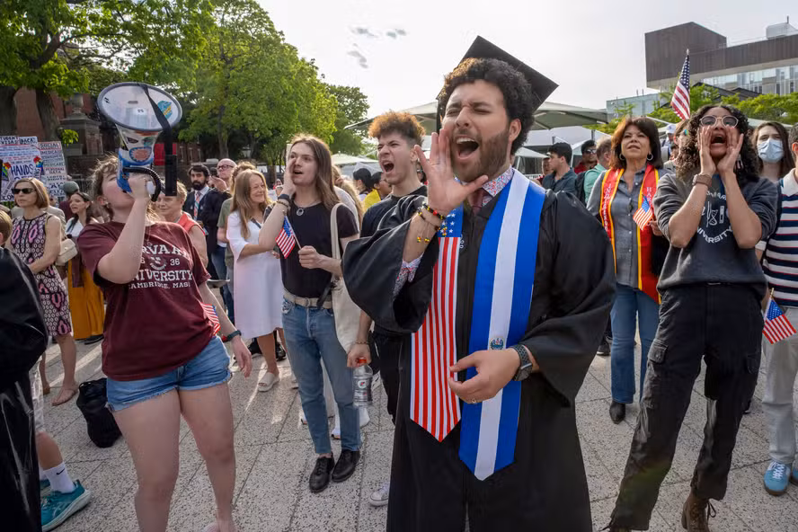 Estudantes protestam contra plano de Trump de cancelar contratos restantes com Harvard