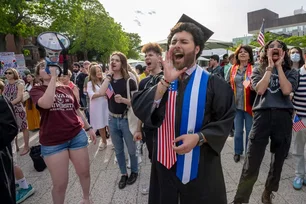 Imagem referente à matéria: Estudantes protestam contra plano de Trump de cancelar contratos restantes com Harvard