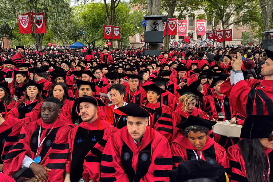 Em derrota a Trump, juíza mantém suspensão de ordem que impedia Harvard de matricular estrangeiros