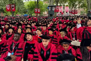 Em derrota a Trump, juíza mantém suspensão de ordem que impedia Harvard de matricular estrangeiros