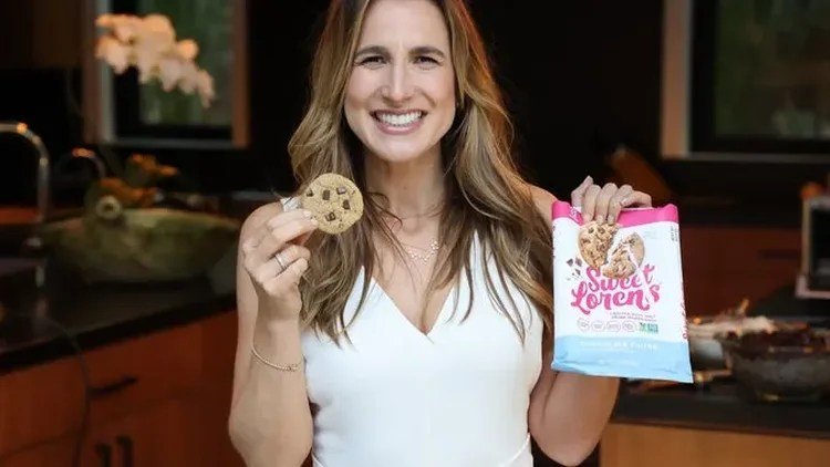 Aos 22, superou o câncer. Agora, sua marca de cookies movimenta mais de US$ 100 milhões