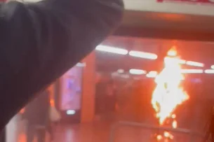 Homem ateia fogo no próprio corpo na estação São Bento do metrô de São Paulo