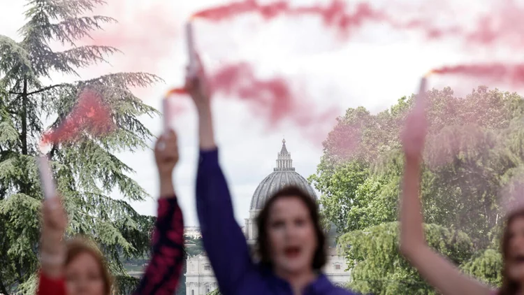 Durante protesto em Roma, ativistas destacam paradoxo: instituição sustentada majoritariamente por fiéis e funcionárias mulheres mantém estrutura decisória exclusivamente masculina. (X/Reprodução)