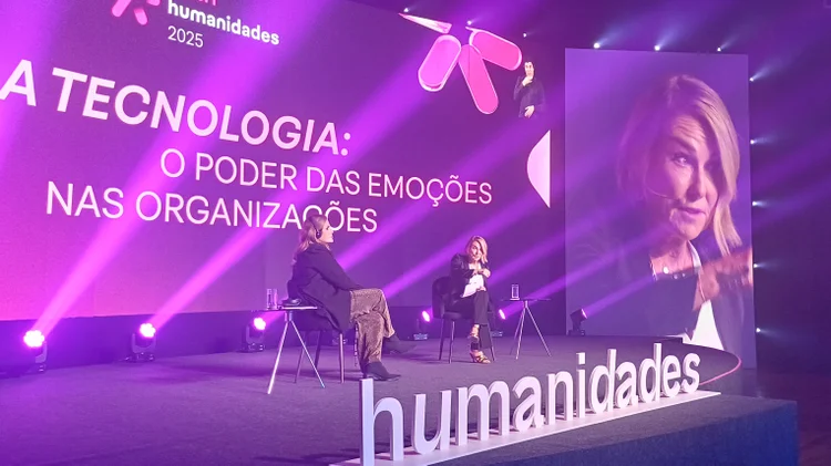 Esther Perel: “Estamos mais sozinhos, mesmo cercados de pessoas. A perda ambígua é estar presente fisicamente, mas emocionalmente ausente — você vê alguém, mas não está realmente com essa pessoa" (Leo Branco/Exame)