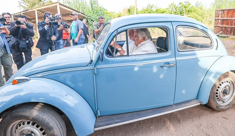 
José Mujica, em seu Fusca azul, com o presidente Lula, em 2023 (Ricardo Stuckert/Divulgação)