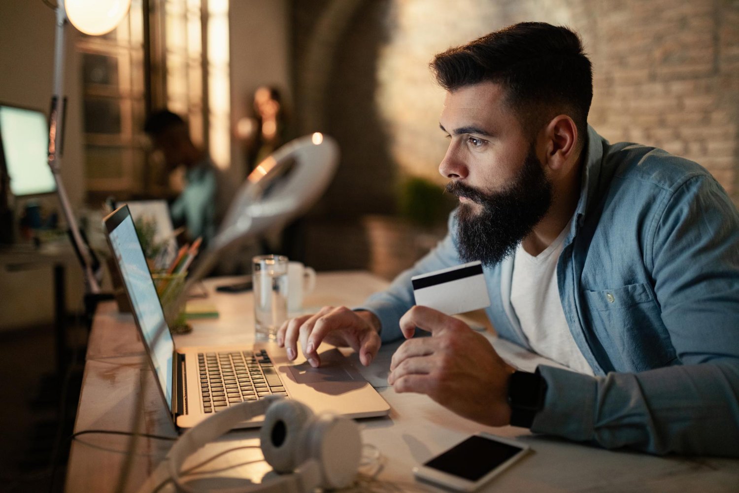 Com 20 minutos de trabalho por dia, jovem fatura quase meio milhão de dólares com vendas na internet