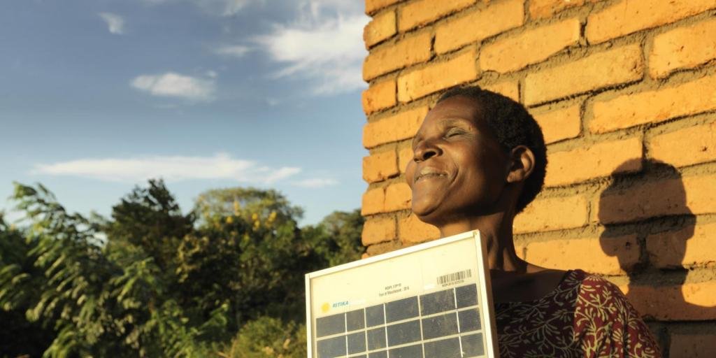 Da escuridão à autonomia: as mães que revolucionam o acesso energético na África rural Da escuridão à autonomia: as mães que revolucionam o acesso energético na África rural