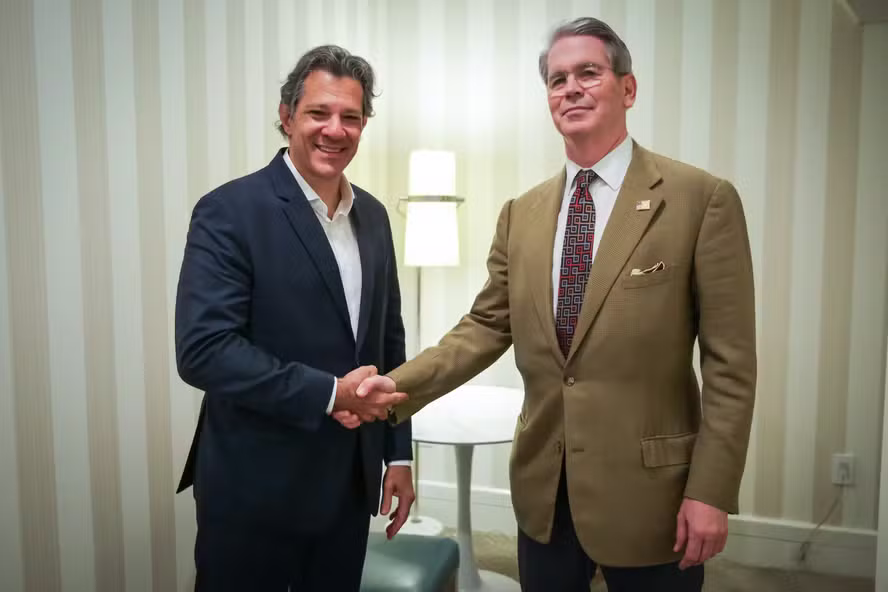 Haddad se reúne com secretário do Tesouro de Trump em meio a negociações sobre tarifas dos EUA