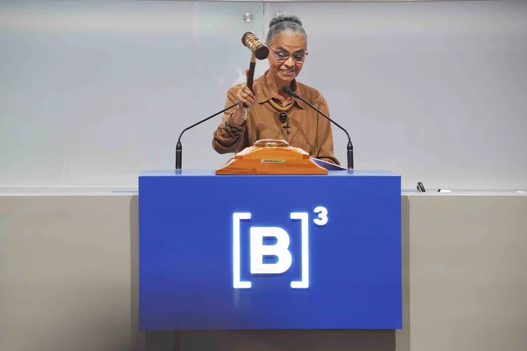 Marina Silva bate martelo da B3 no primeiro leilão de manejo florestal sustentável, enquanto Senado aprova PL que especialistas classificam como "maior retrocesso em 40 anos". (Rogério Cassimiro/MMA/Divulgação)