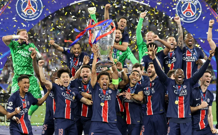 Munich (Germany), 31/05/2025.- PSG captain Marquinhos lifts the trophy after the team won the UEFA Champions League final between Paris Saint-Germain and Internazionale Milano in Munich, Germany 31 May 2025. PSG won 5-0. (Liga de Campeones, Alemania) EFE/EPA/RONALD WITTEK (EFE)
