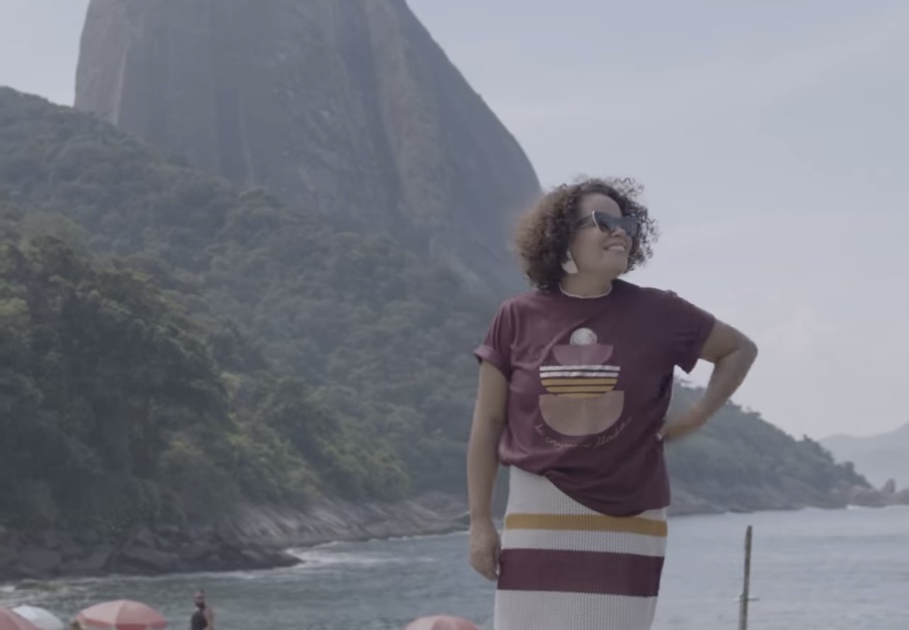 Moda com propósito: C&A transforma arte de mulher da periferia em coleção especial