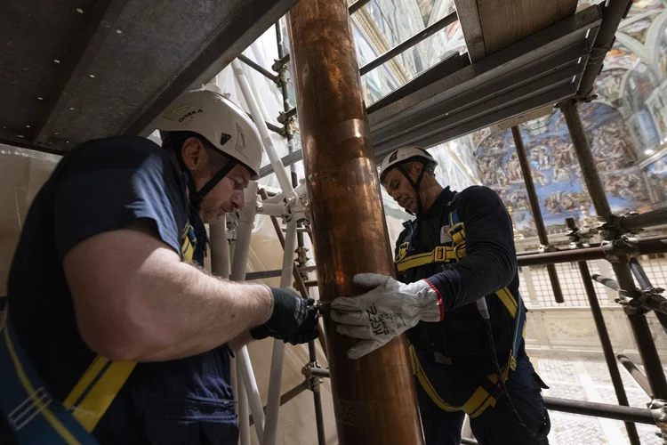 Foto distribuída em 3 de maio de 2025 pelo Vaticano Media mostra a preparação da Capela Sistina e a instalação da chaminé antes do início do conclave (Vatican Media/AFP)