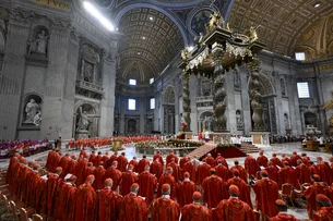 Pedofilia, diplomacia, mulheres, finanças, divisões internas: novo Papa terá desafios pela frente